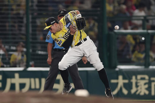阪神】危ない！ DeNA宮崎の鋭い打球が佐藤輝明を強襲 スタンドから悲鳴