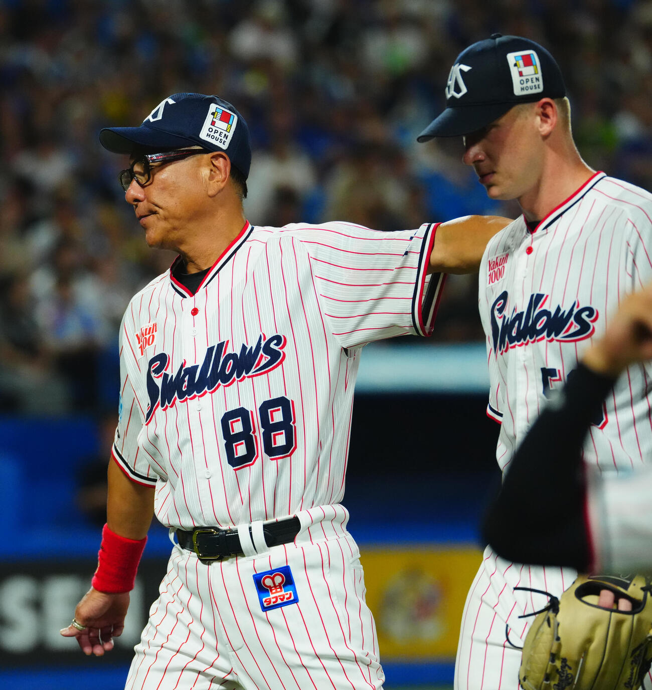 ヤクルト対中日　6回表中日無死一、二塁、降板するナッシュ・ウォルターズ（右）の肩をたたきねぎらう池山隆寛監督（撮影・垰建太）