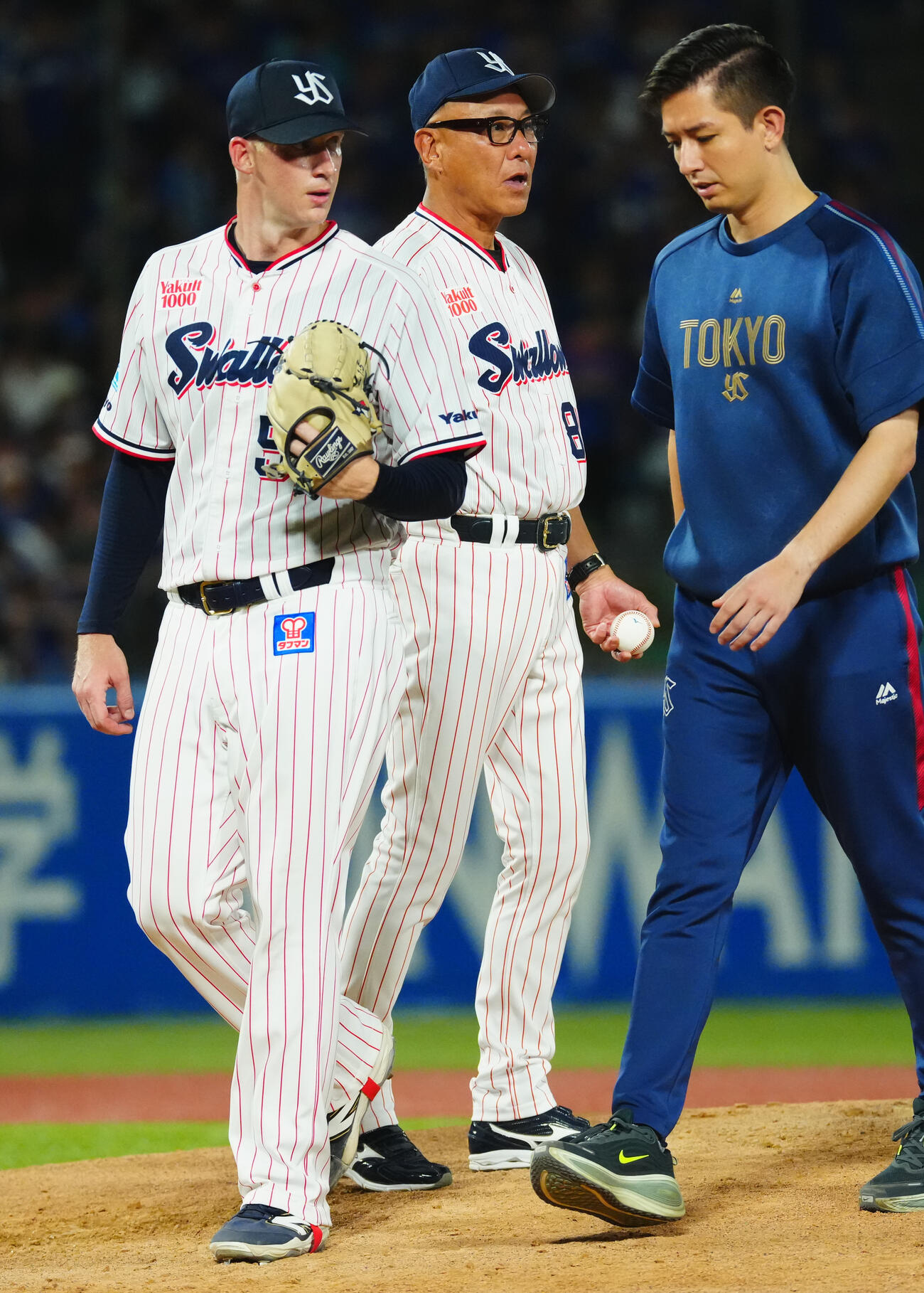 ヤクルト対中日　6回表中日無死一、二塁、ナッシュ・ウォルターズ（左）の降板を告げる池山隆寛監督（中央）（撮影・垰建太）
