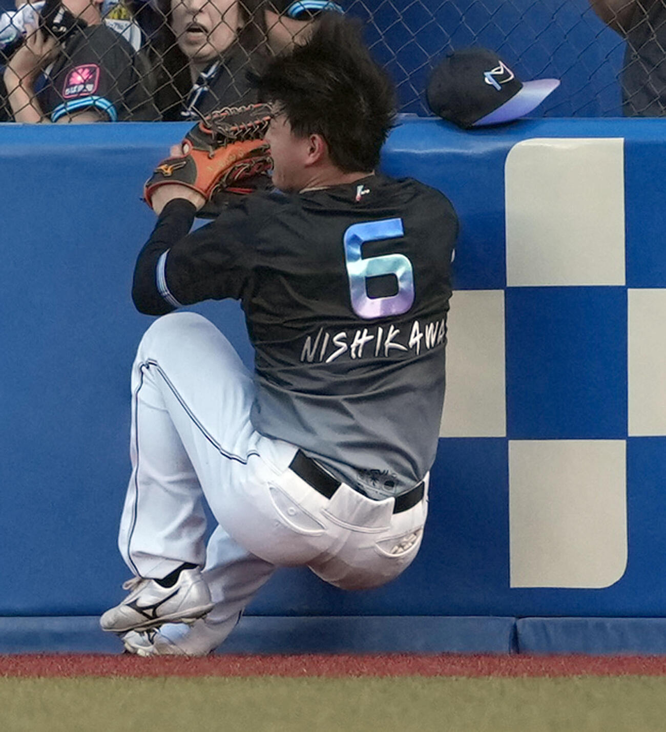 ロッテ対ソフトバンク　4回表ソフトバンク2死二、三塁、海野隆司の飛球を追って右翼手西川史礁がフェンスに激突。2点適時二塁打とされる（撮影・たえ見朱実）