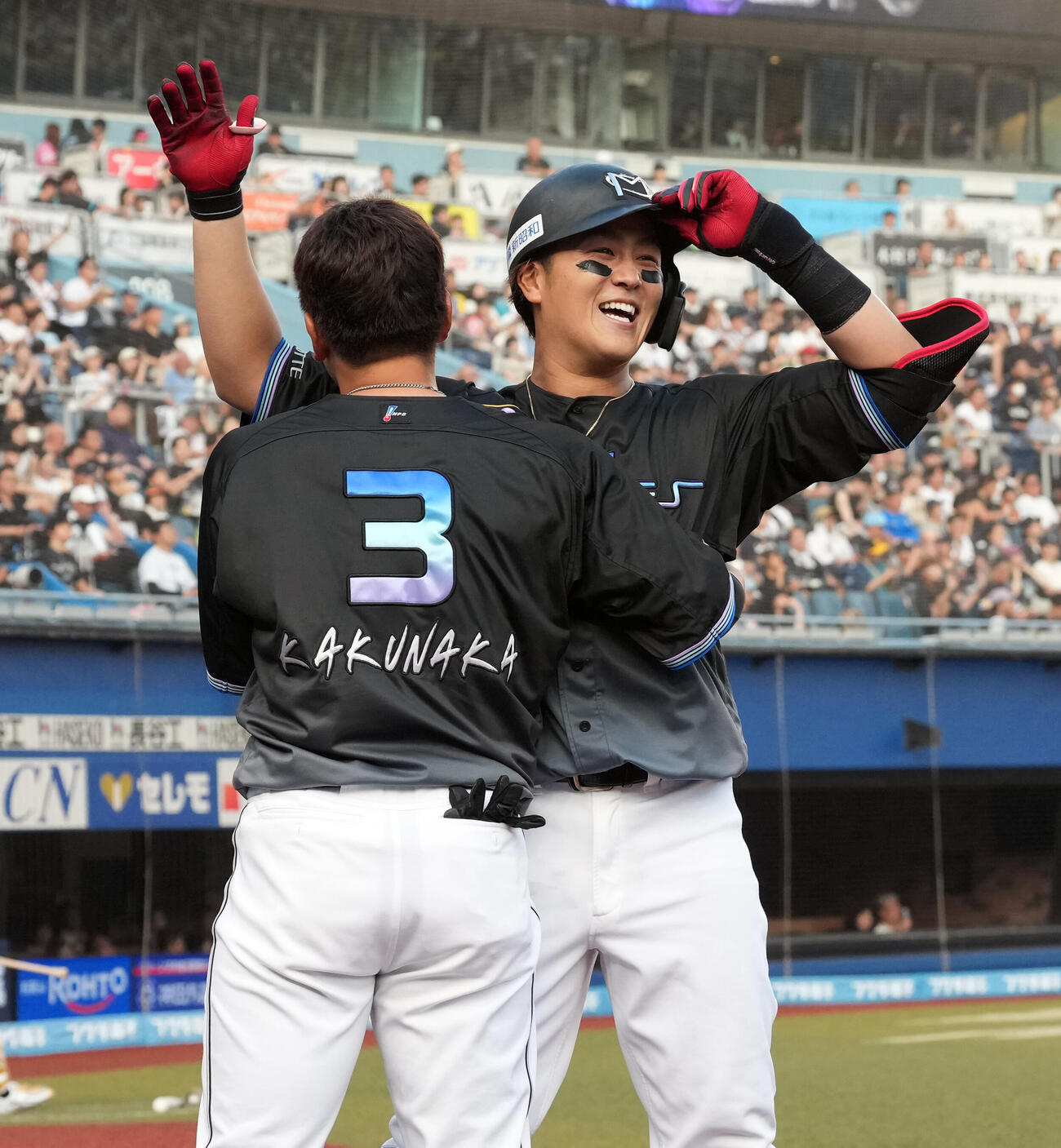 ロッテ対ソフトバンク　3回裏ロッテ2死、ソロ本塁打を放ち角中勝也に迎えられる山口航輝（撮影・たえ見朱実）