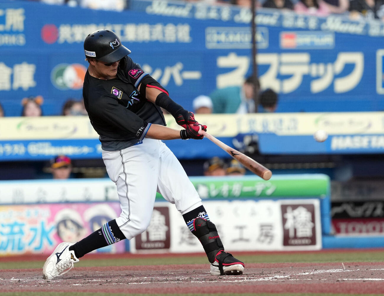 ロッテ対ソフトバンク　3回裏ロッテ2死、ソロ本塁打を放つ山口航輝（撮影・たえ見朱実）