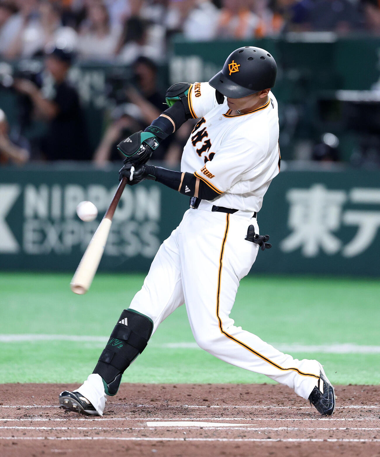 巨人対広島　3回裏巨人2死、吉川尚輝は二塁打を放つ（撮影・鈴木正人）