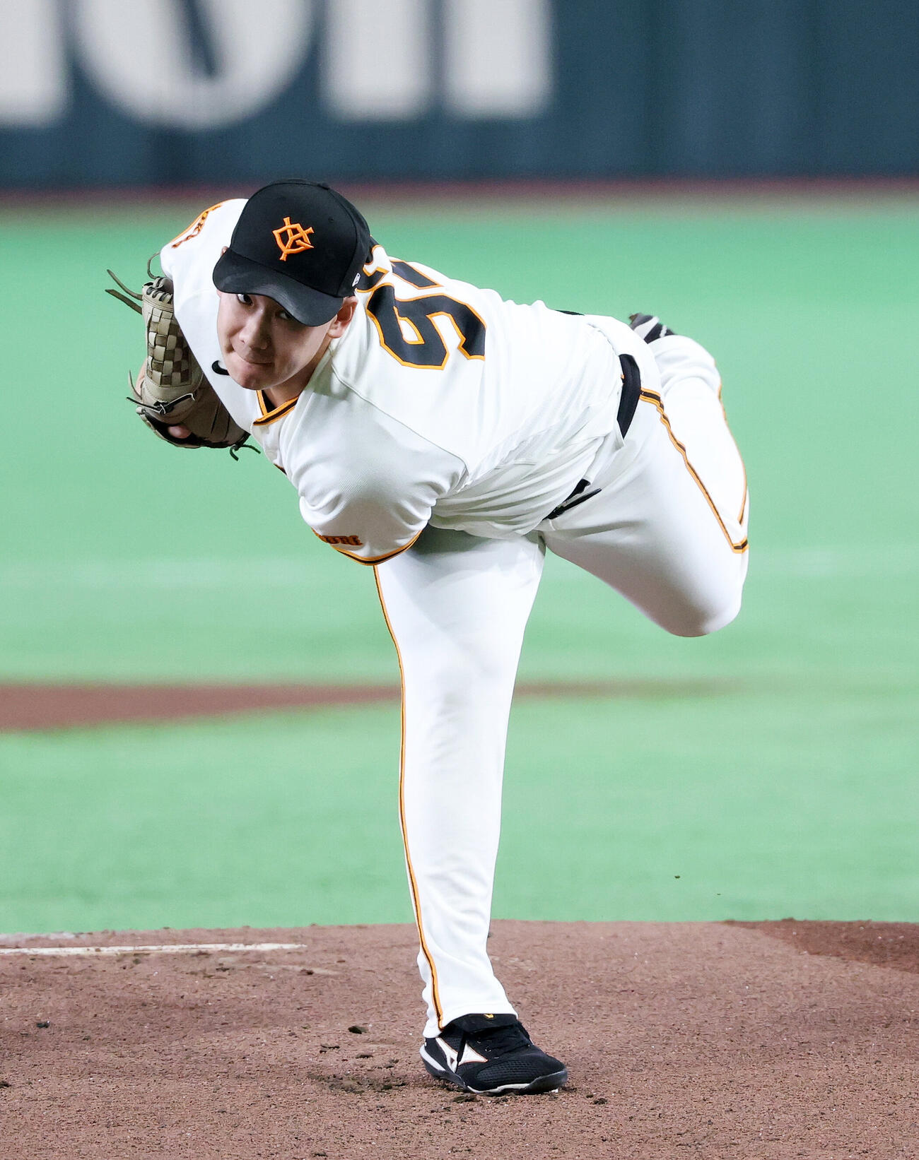 巨人対広島　力投する巨人先発の井上温大（撮影・鈴木正人）