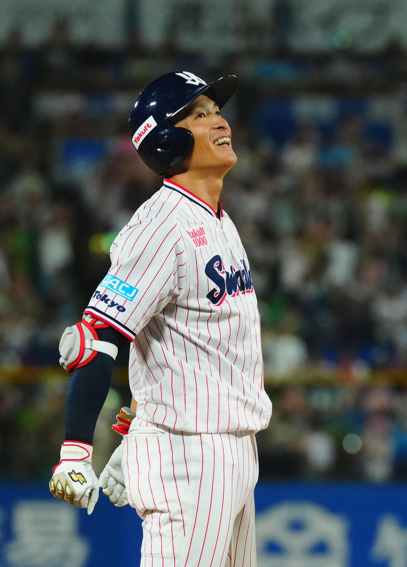 ヤクルト対中日　7回裏ヤクルト2死一、二塁、適時二塁打を放ち笑顔を見せる宮本丈（撮影・垰建太）