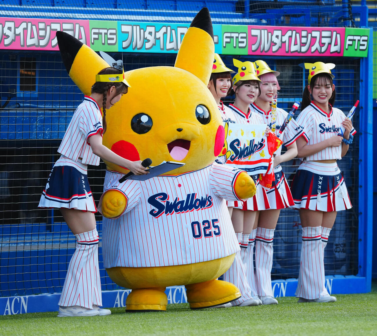 ヤクルト対中日　試合前、グラウンドに現れたピカチュウ（撮影・垰建太）