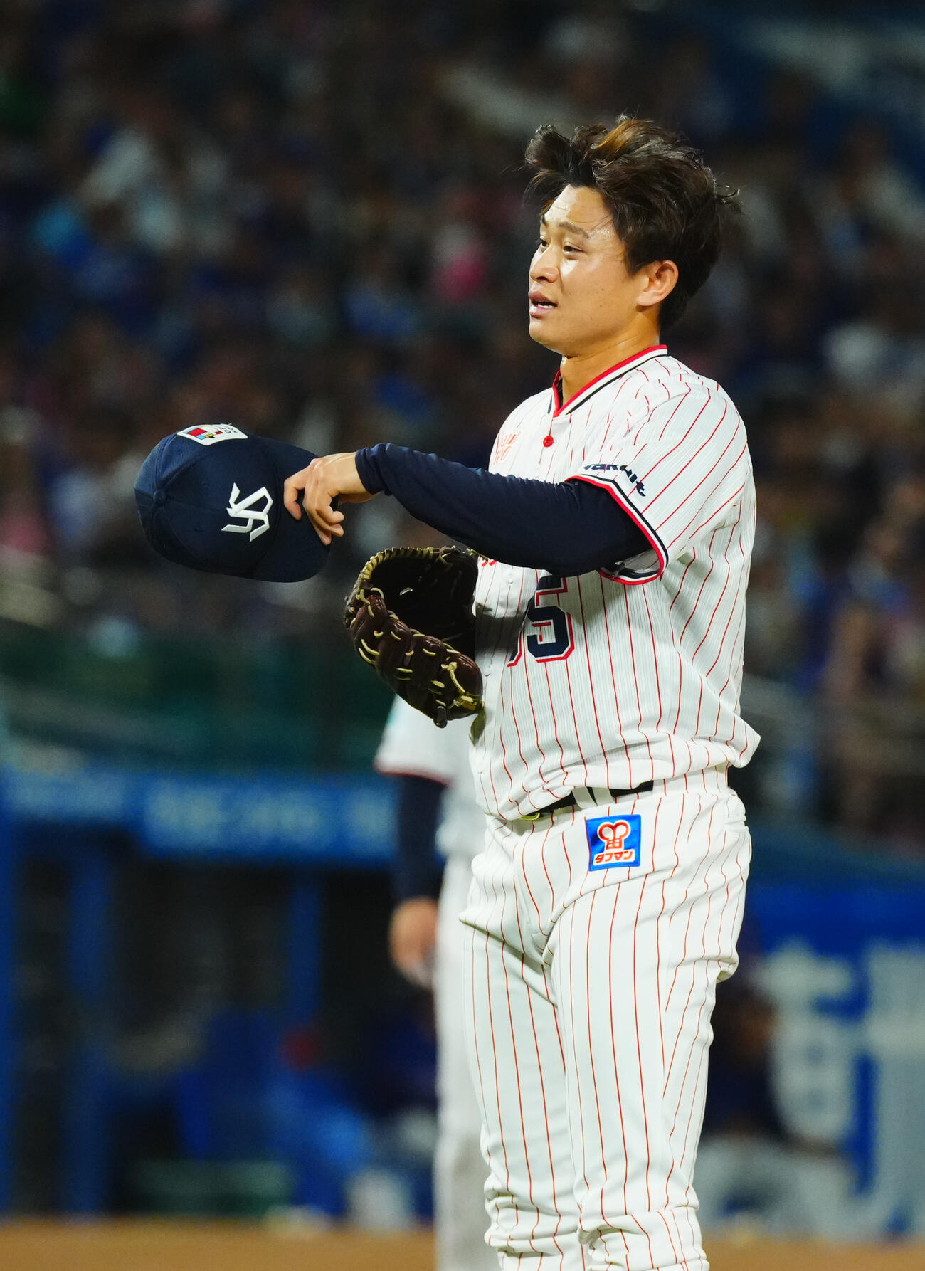 ヤクルト対中日　6回表中日2死満塁、岡林勇希に押し出しの死球を当てさえない表情の石原勇輝（撮影・垰建太）
