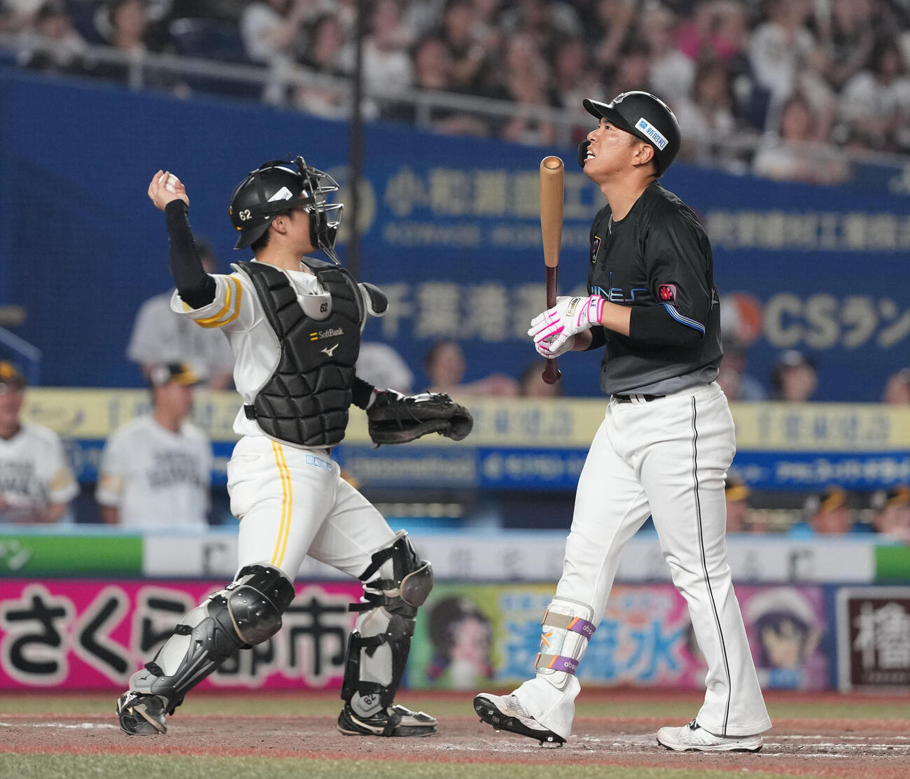 ロッテ対ソフトバンク　9回裏ロッテ無死、空振り三振に倒れる角中勝也（撮影・たえ見朱実）