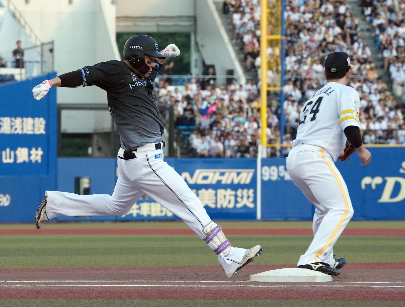 ロッテ対ソフトバンク　2回裏ロッテ無死二塁、二ゴロに倒れる角中勝也（撮影・たえ見朱実）