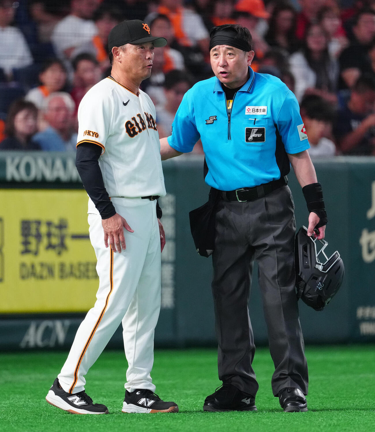 巨人対広島　4回表、捕手岸田行倫の交代を告げる巨人橋上秀樹監督代行（撮影・鈴木みどり）
