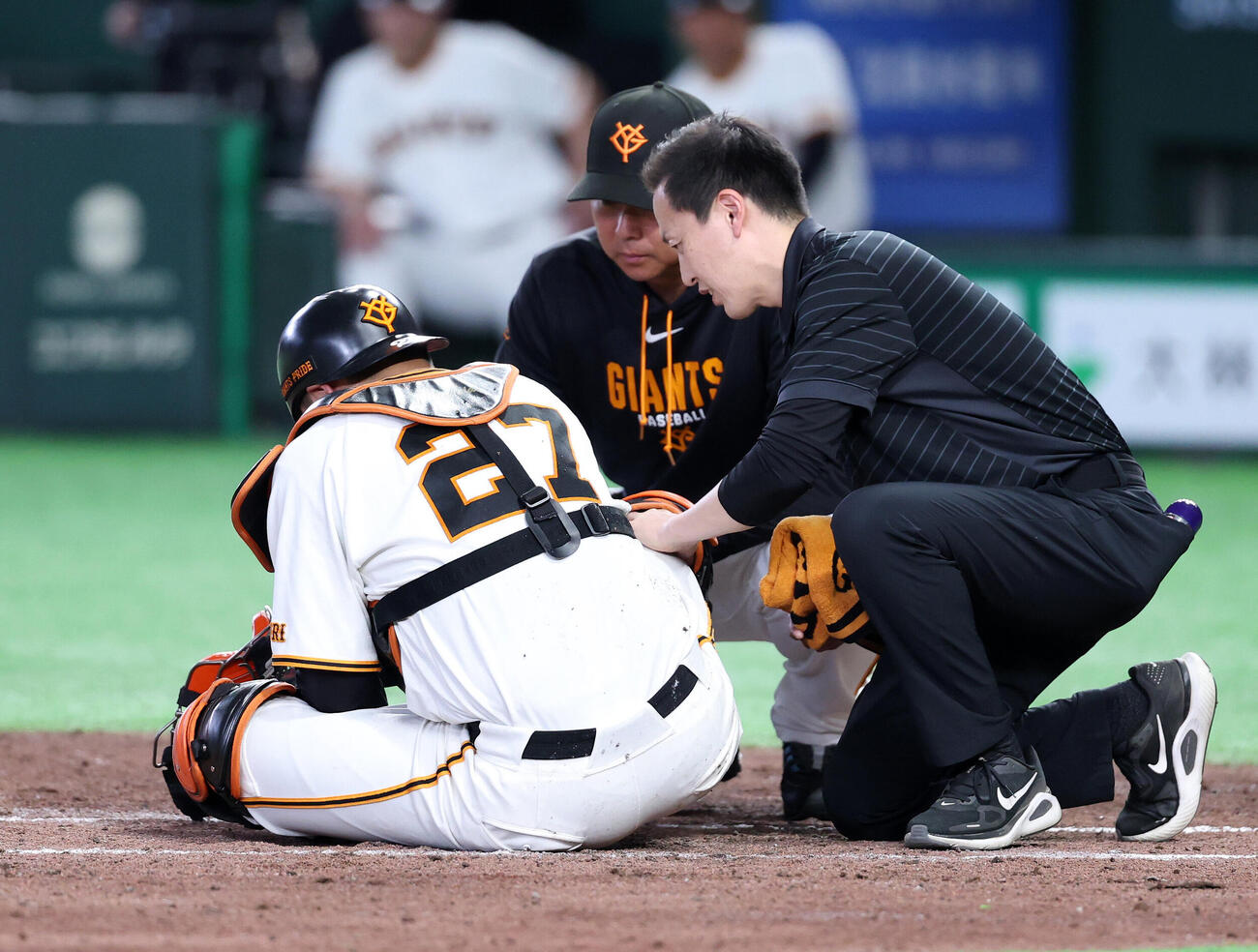 巨人対広島　4回表、負傷した巨人岸田行倫（撮影・鈴木正人）