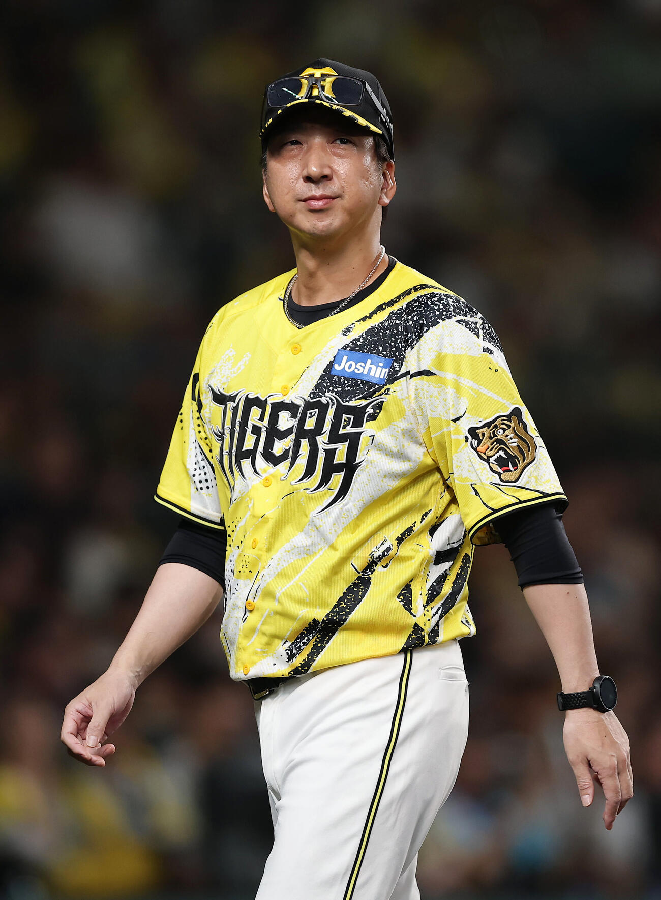 阪神対DeNA 6回表DeNA2死一、二塁、投手交代を告げた藤川球児監督（撮影・前田充）