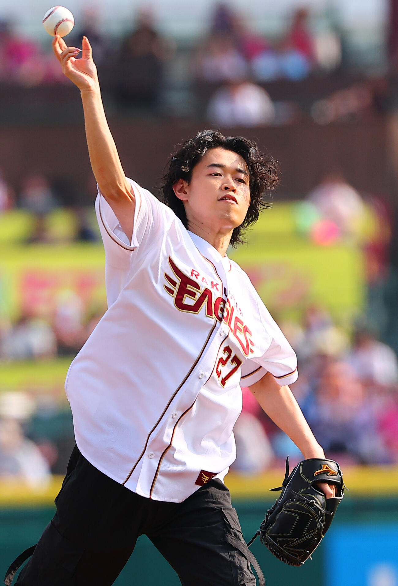 楽天対西武　セレモニアルピッチを行うTani Yuuki（撮影・野上伸悟）