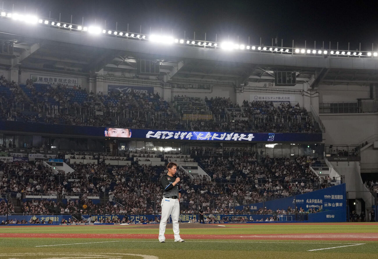 ロッテ対ソフトバンク　今季で引退を表明し試合終了後、涙ながらにあいさつをするロッテ角中勝也（撮影・たえ見朱実）