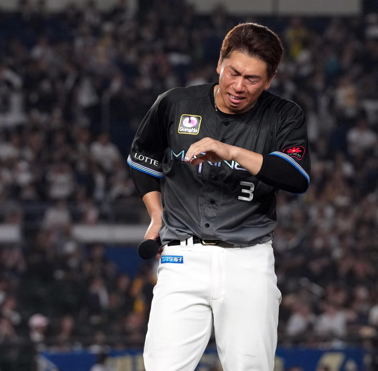 ロッテ対ソフトバンク　今季で引退を表明し試合終了後、涙ながらにあいさつをするロッテ角中勝也（撮影・たえ見朱実）