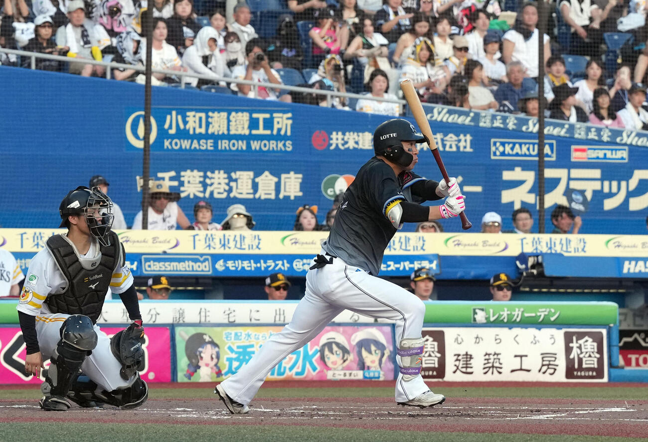 ロッテ対ソフトバンク　2回裏ロッテ無死二塁、二ゴロに倒れる角中勝也（撮影・たえ見朱実）