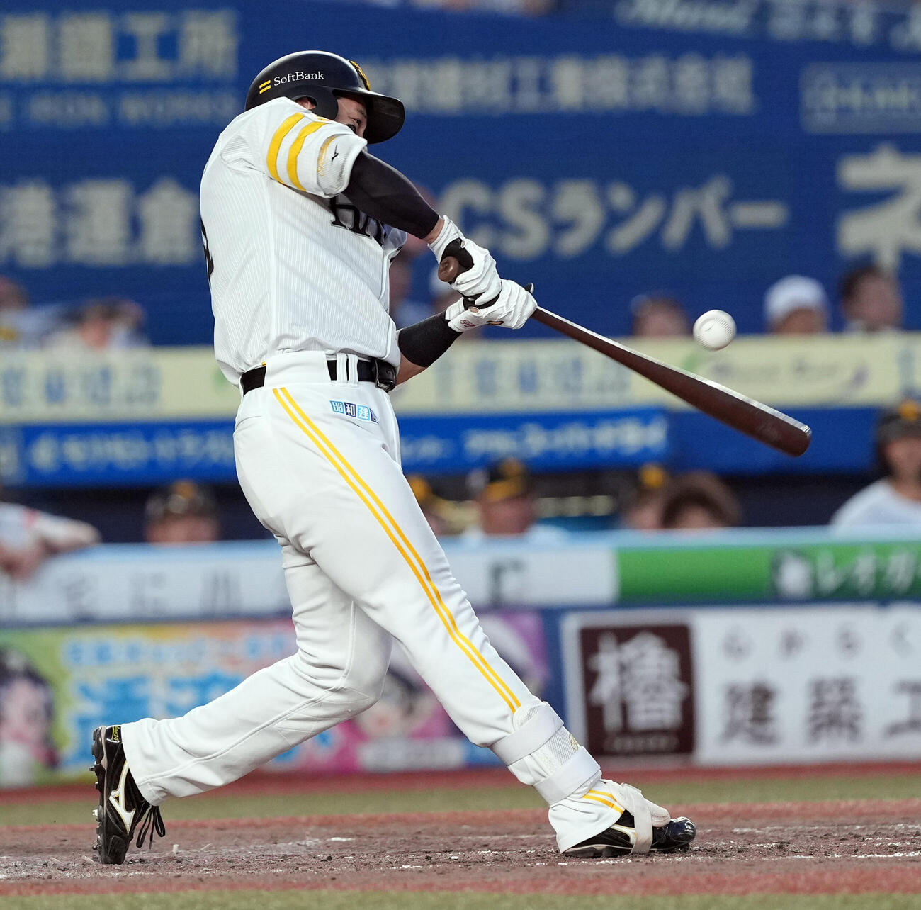 ロッテ対ソフトバンク　5回表ソフトバンク1死三塁、右前に勝ち越しの適時打を放つ栗原陵矢（撮影・たえ見朱実）