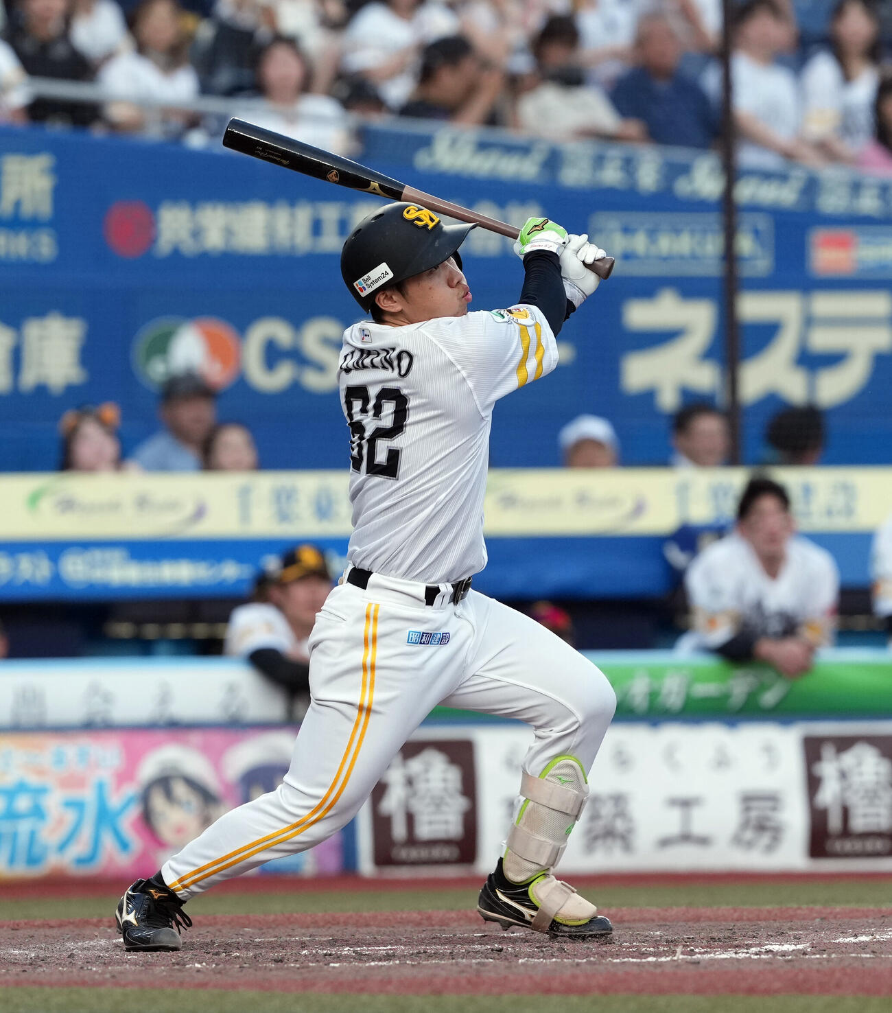 ロッテ対ソフトバンク　4回表ソフトバンク2死二、三塁、2点適時二塁打を放つ海野隆司（撮影・たえ見朱実）