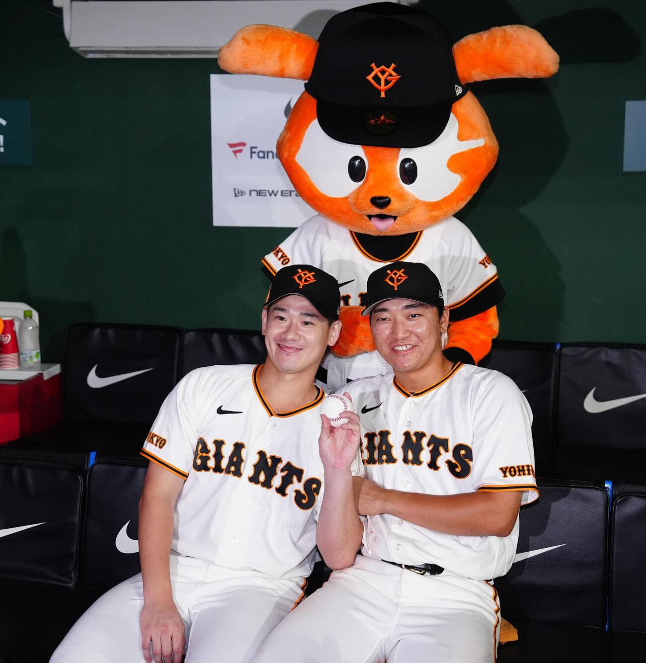 巨人対広島　広島に勝利し、笑顔で写真に納まる巨人井上温大（左）と笹原操希（撮影・鈴木みどり）