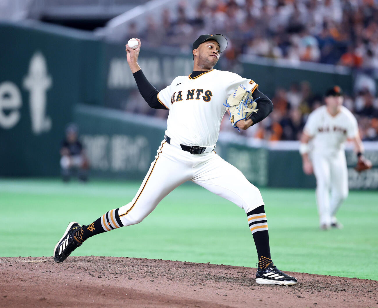 巨人対広島　力投する巨人4番手のマルティネス（撮影・鈴木正人）