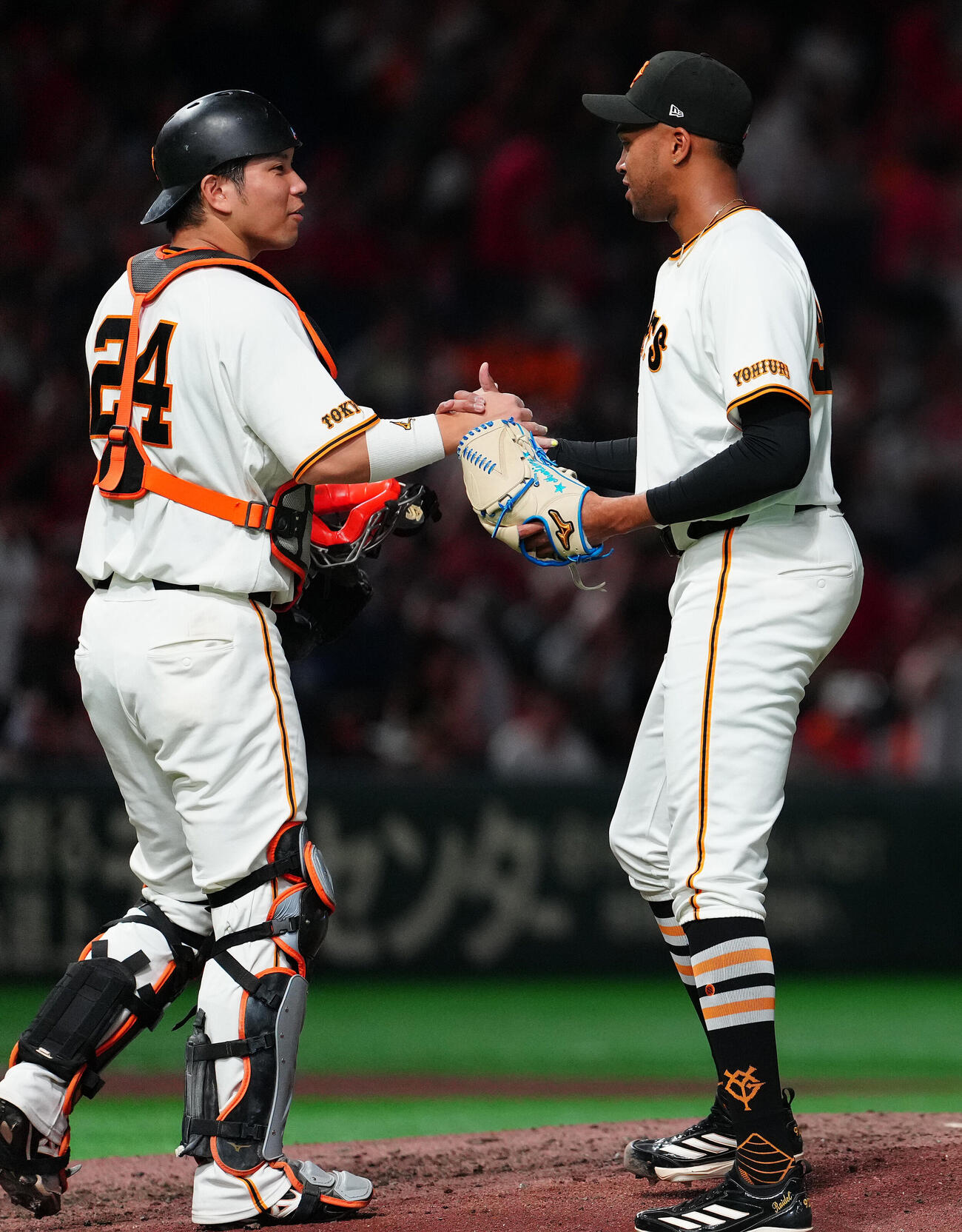 巨人対広島　広島に勝利し大城卓三（左）とタッチを交わす巨人ライデル・マルティネス（撮影・鈴木みどり）