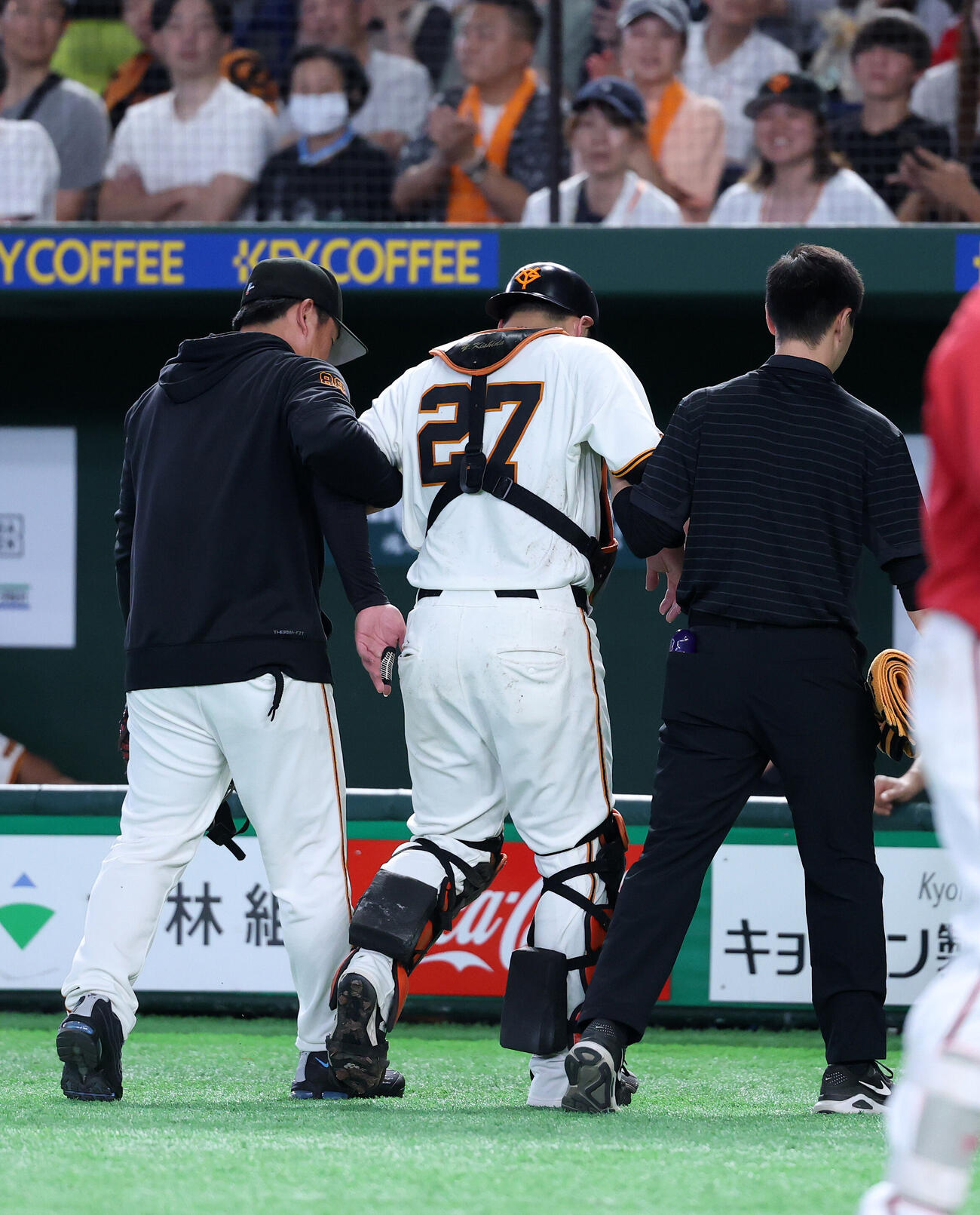 巨人対広島　4回表、負傷しベンチに引き揚げる巨人岸田行倫（撮影・鈴木正人）