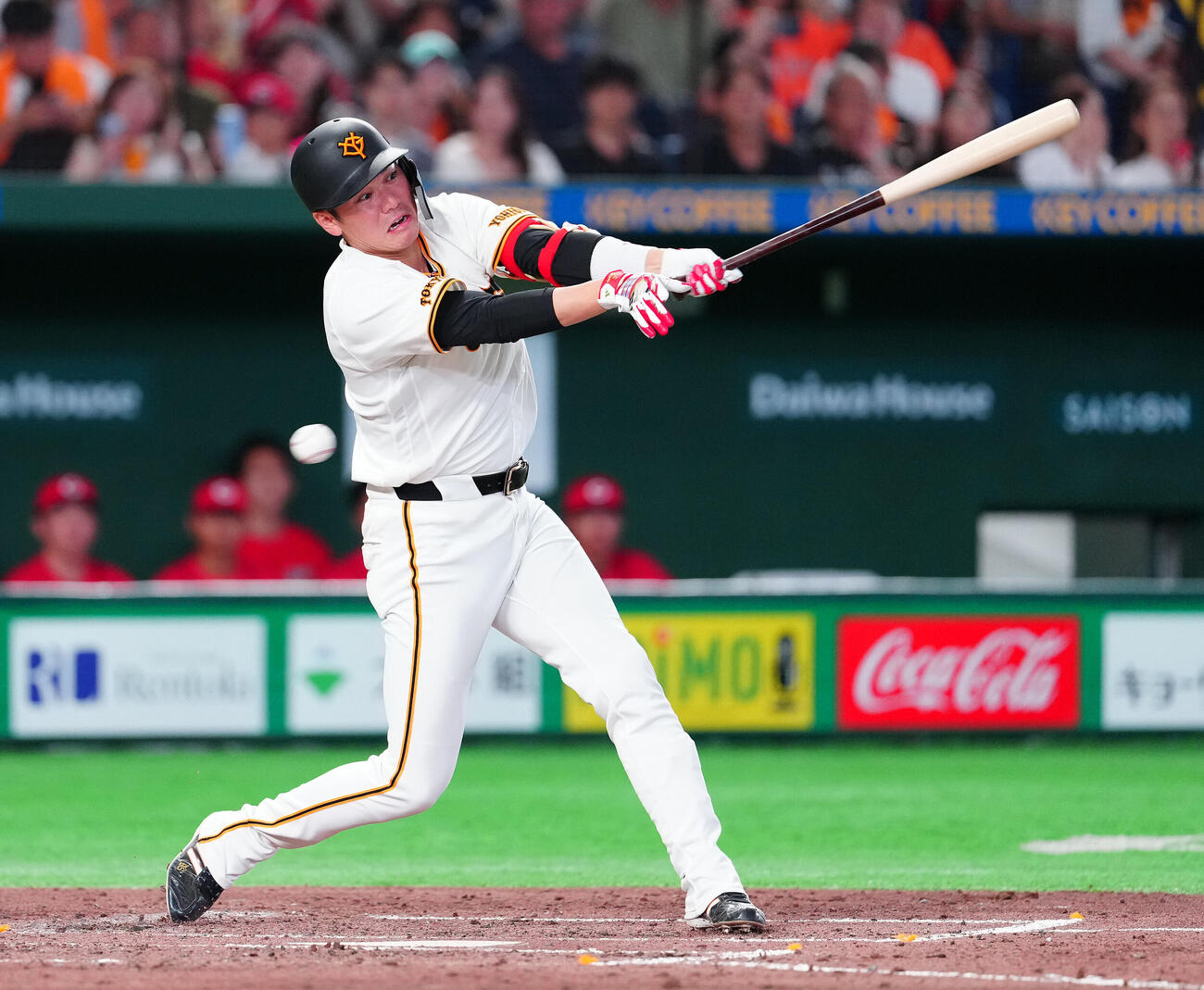 巨人対広島　4回裏巨人1死二塁、空振り三振に倒れる坂本勇人（撮影・鈴木みどり）