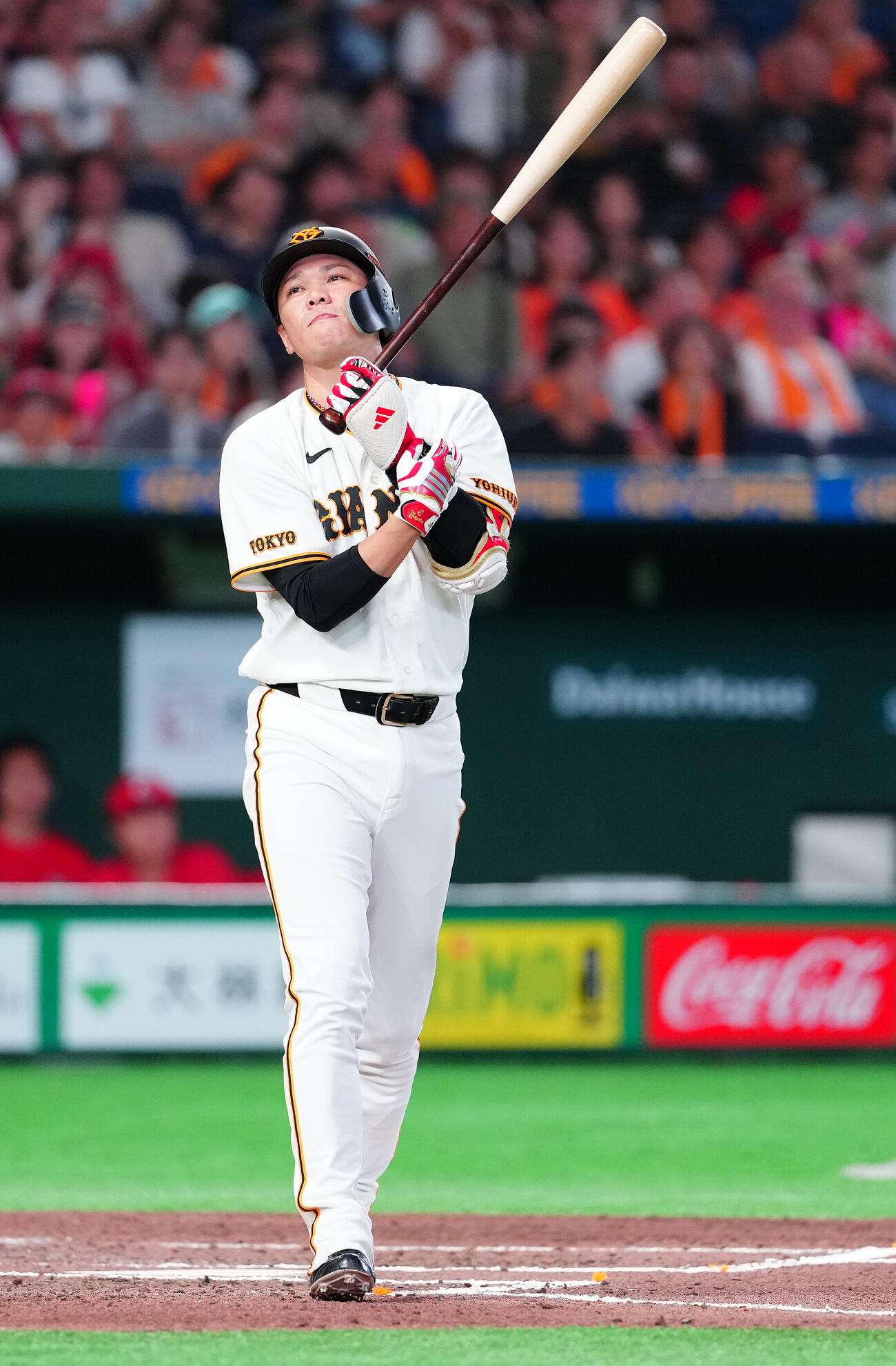 巨人対広島　6回裏巨人1死一、二塁、四球を選んだ坂本勇人（撮影・鈴木みどり）