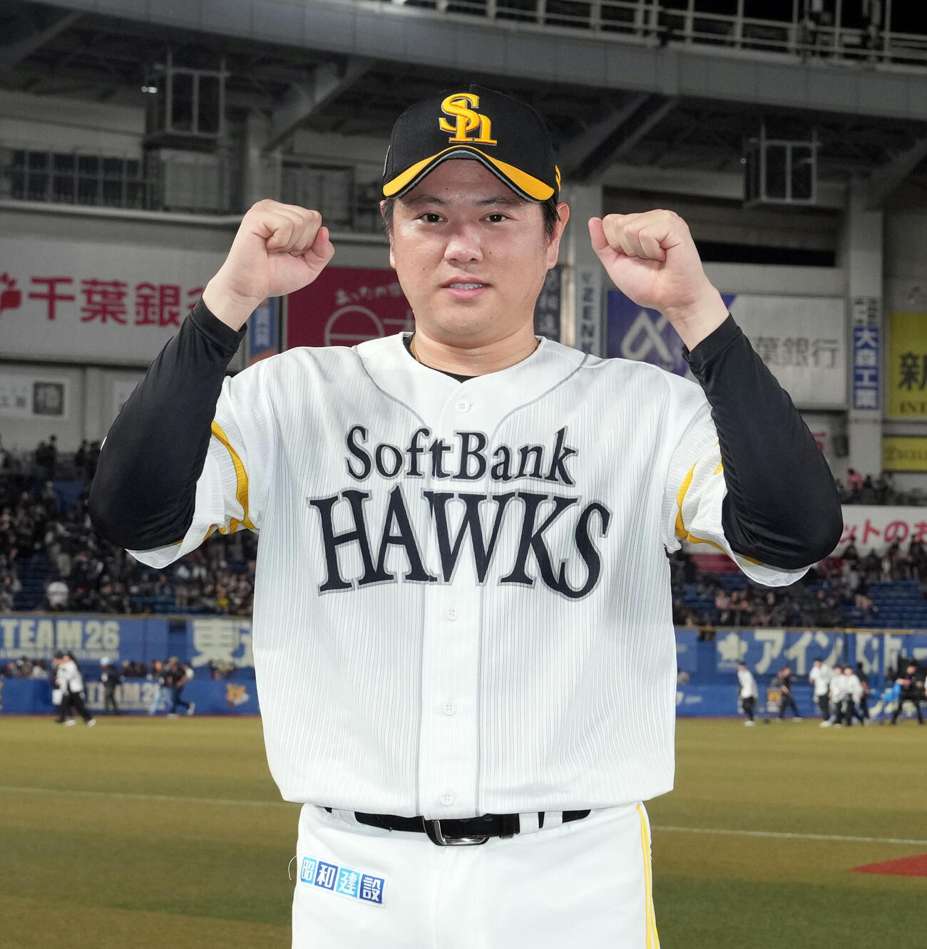 ロッテ対ソフトバンク　ロッテに勝利しガッツポーズを決めるソフトバンク津森宥紀（撮影・たえ見朱実）