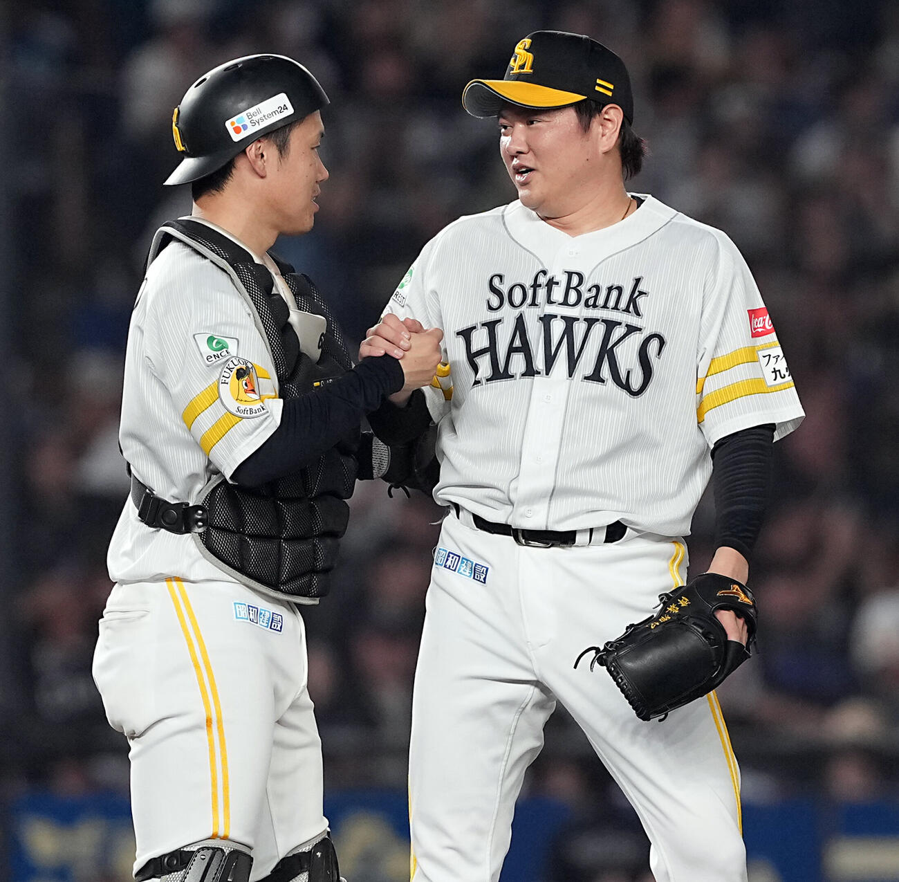 ロッテ対ソフトバンク　ロッテに勝利し捕手海野隆司（左）と握手を交わすソフトバンク津森宥紀（撮影・たえ見朱実）