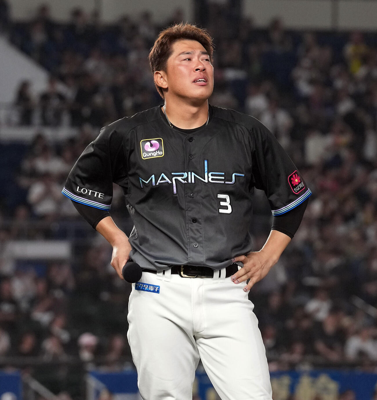 ロッテ対ソフトバンク　今季で引退を表明し試合終了後、涙ながらにあいさつをするロッテ角中勝也（撮影・たえ見朱実）