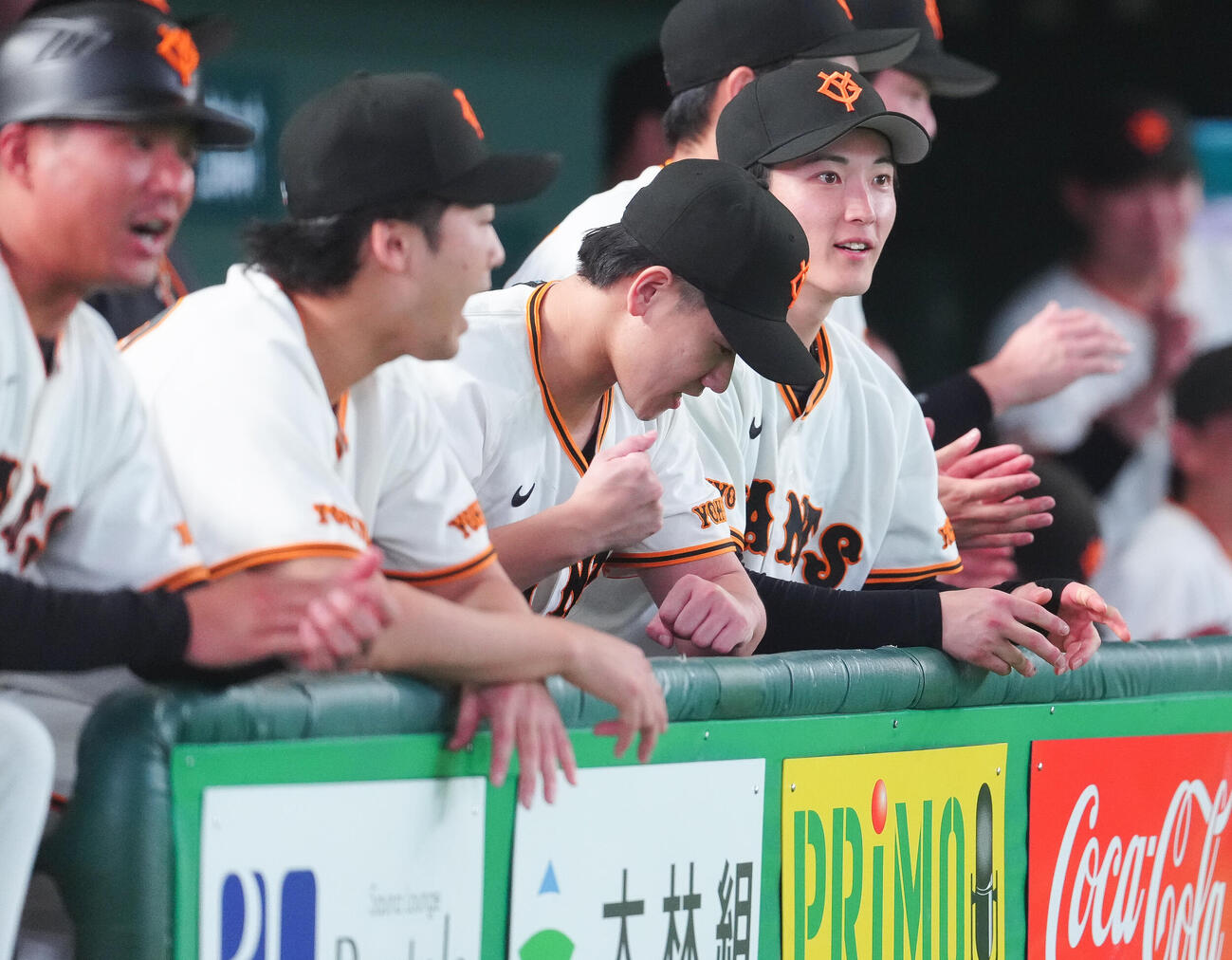 巨人対広島　広島に勝利し、ベンチでガッツポーズする巨人井上温大（中央）（撮影・鈴木みどり）