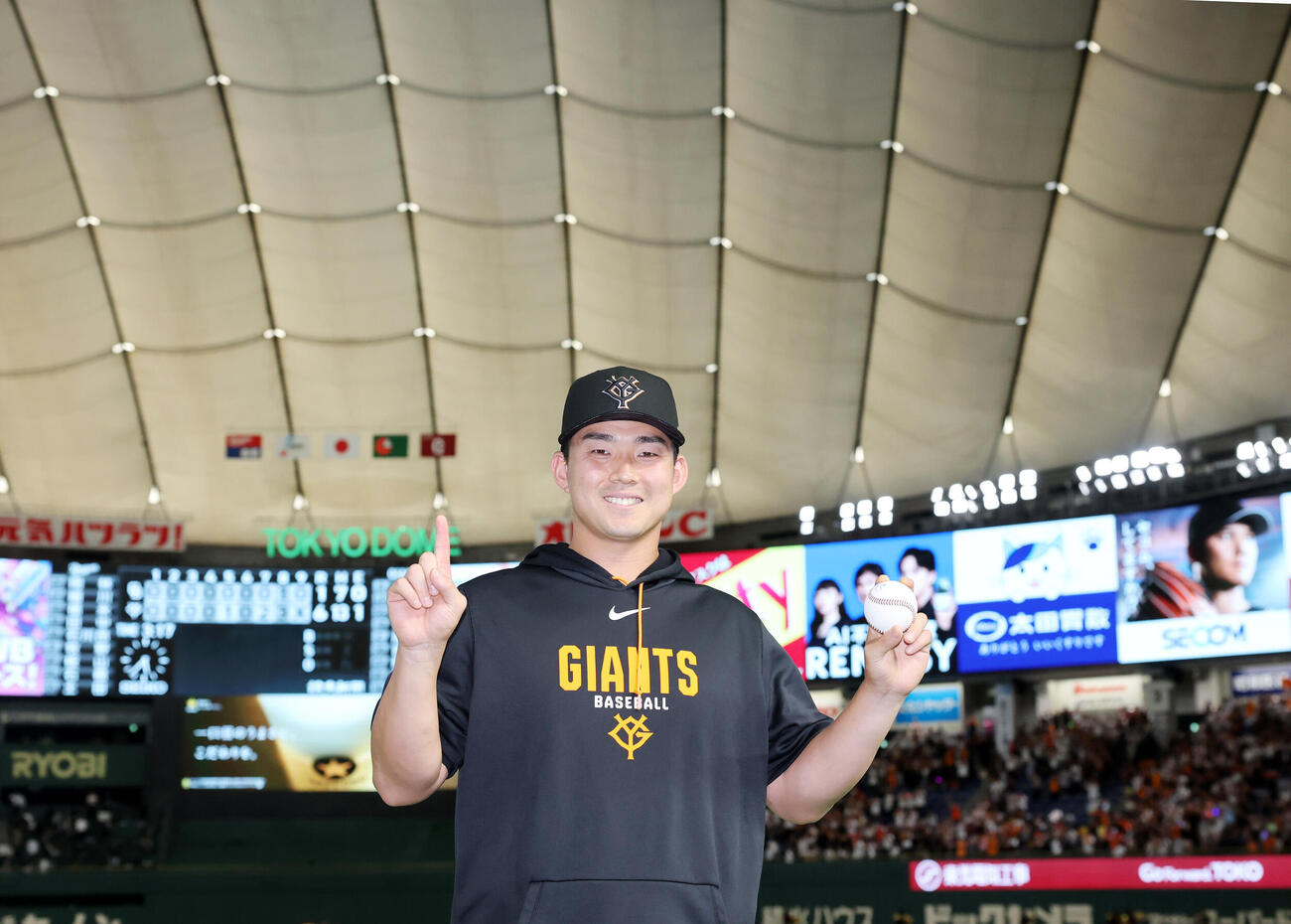 7月19日、巨人対中日　移籍後初勝利を挙げた巨人小笠原慎之介は笑顔で「1」のポーズ
