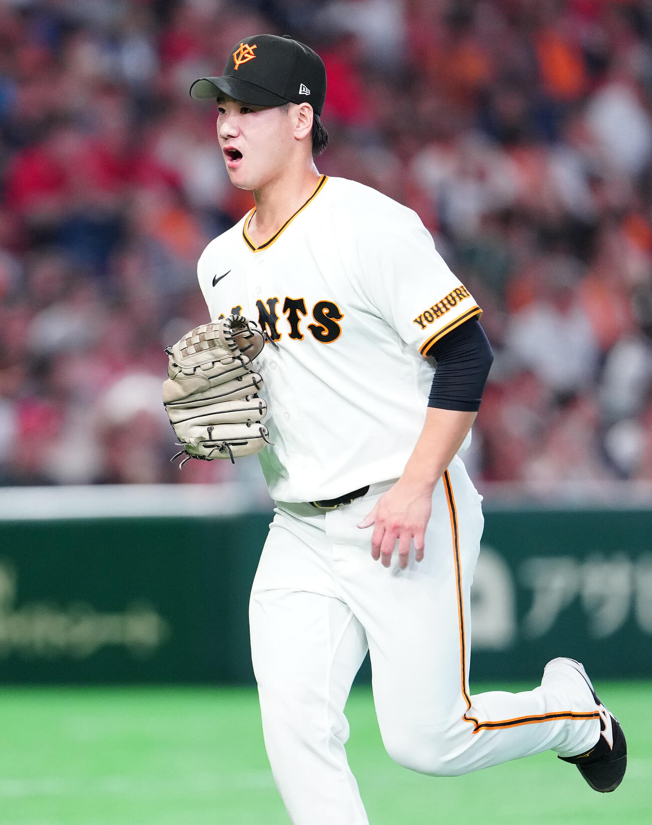 巨人対広島　3回表を終え、声を出す巨人井上温大（撮影・鈴木みどり）