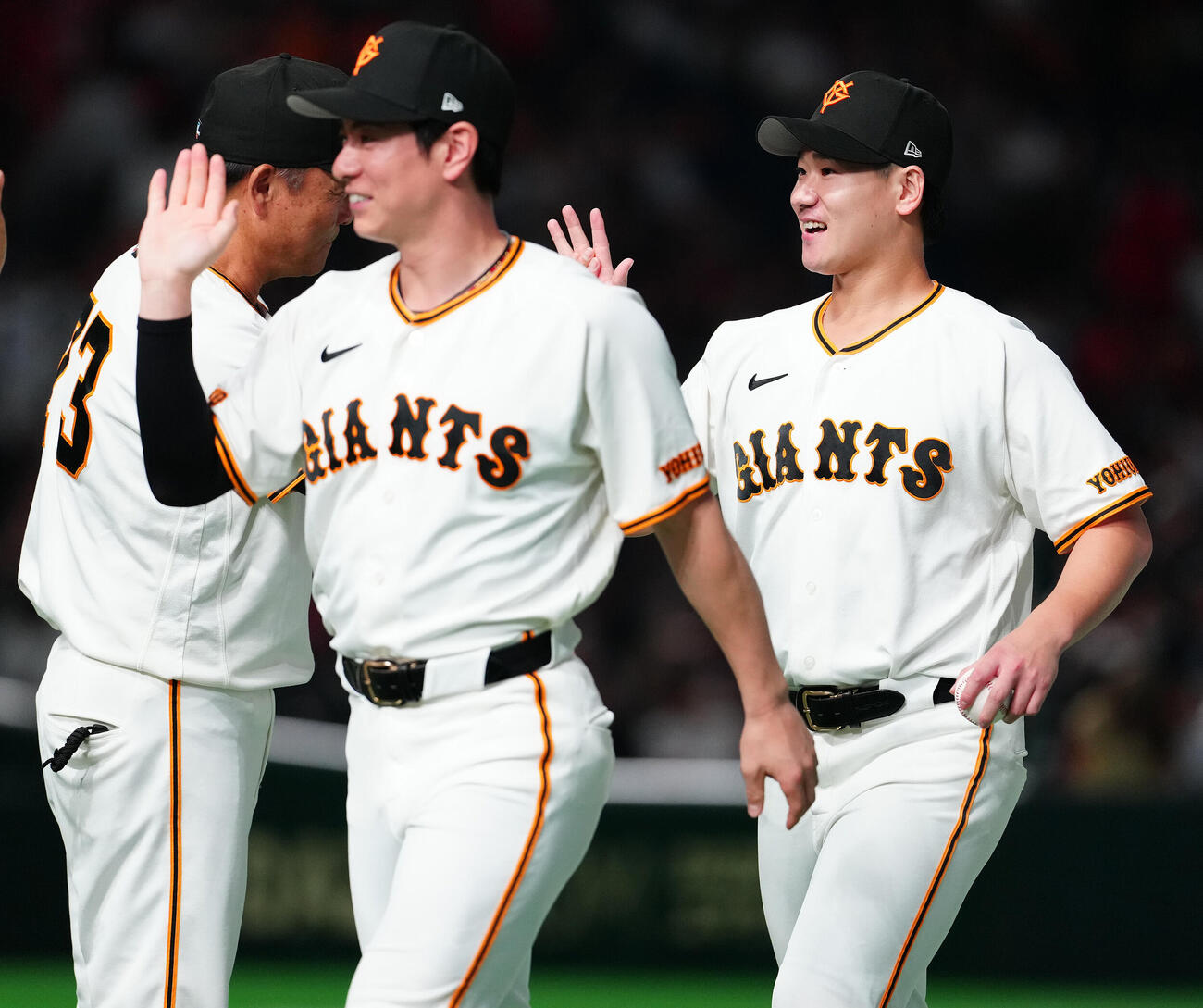 巨人対広島　橋上秀樹監督代行（左後方）とハイタッチする巨人井上温大（右）（撮影・鈴木みどり）