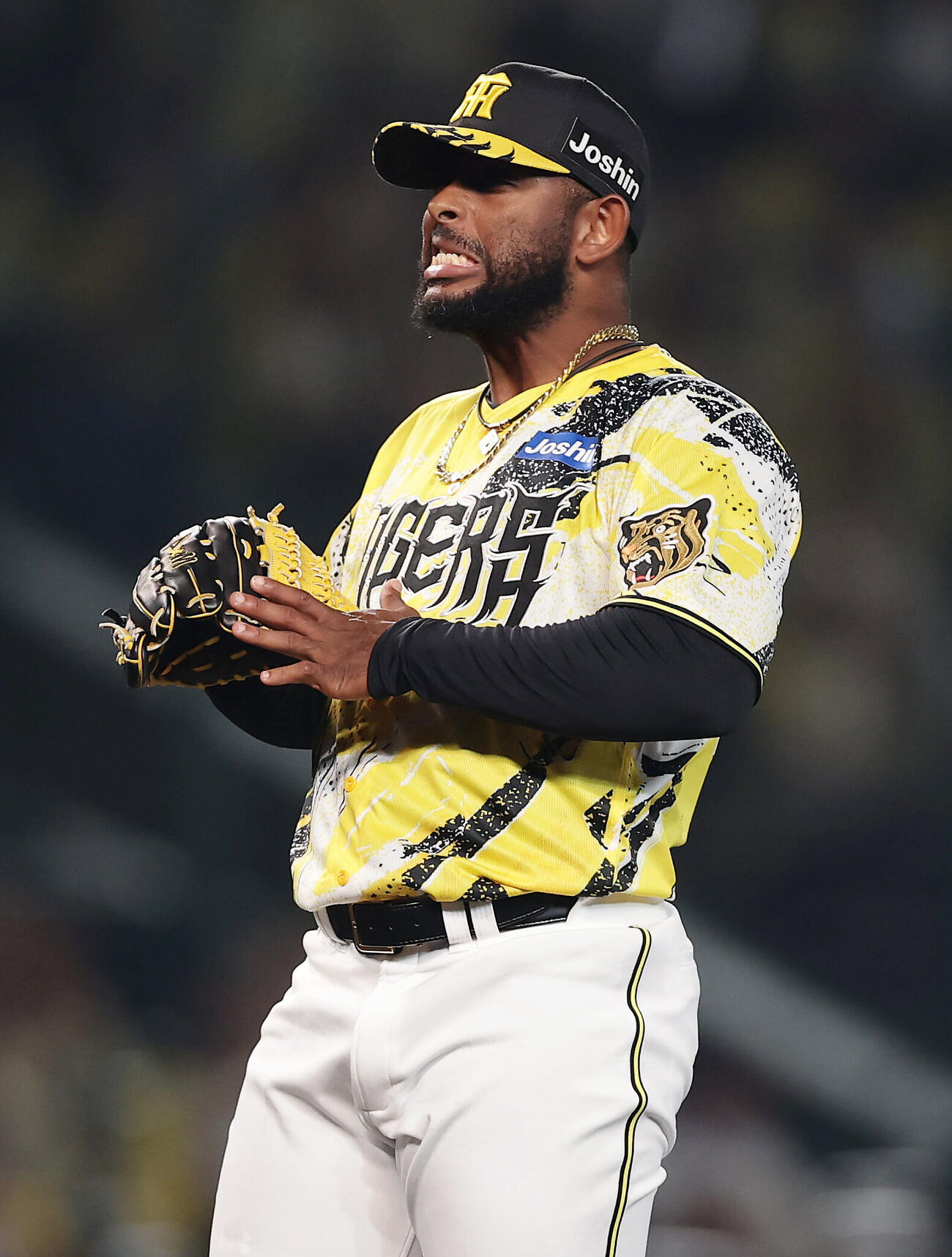 阪神対DeNA 8回表DeNA無死一塁、佐野恵太に四球を与えたアンダーソン・セベリーノ（撮影・前田充）