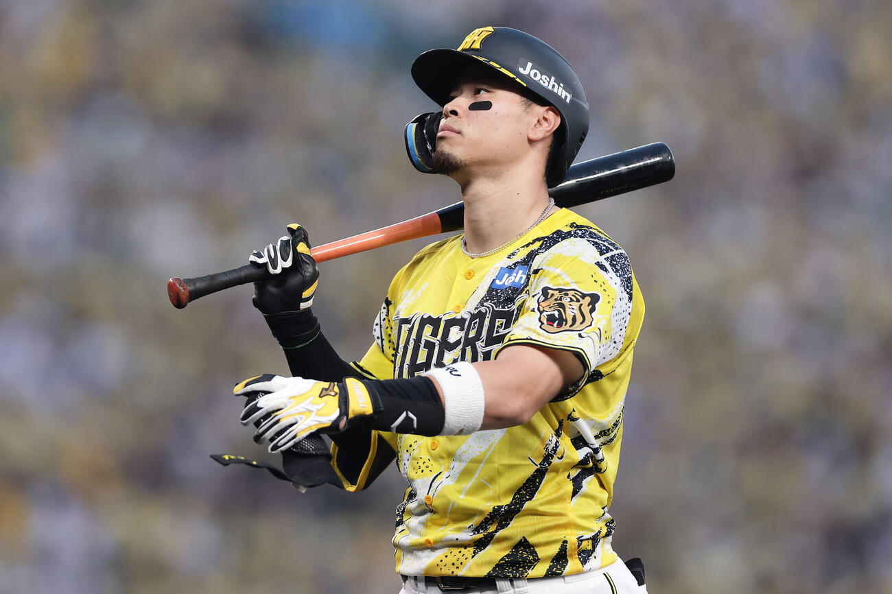 阪神対DeNA 3回裏阪神2死一、二塁、中飛に倒れた佐藤輝明（撮影・前田充）