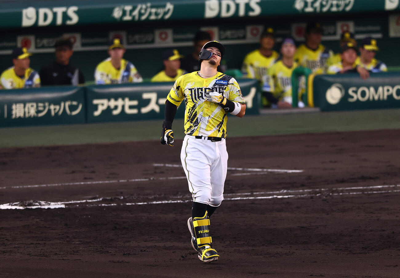 阪神対DeNA 3回裏阪神2死一、二塁、佐藤輝明は中飛に倒れる（撮影・上田博志）