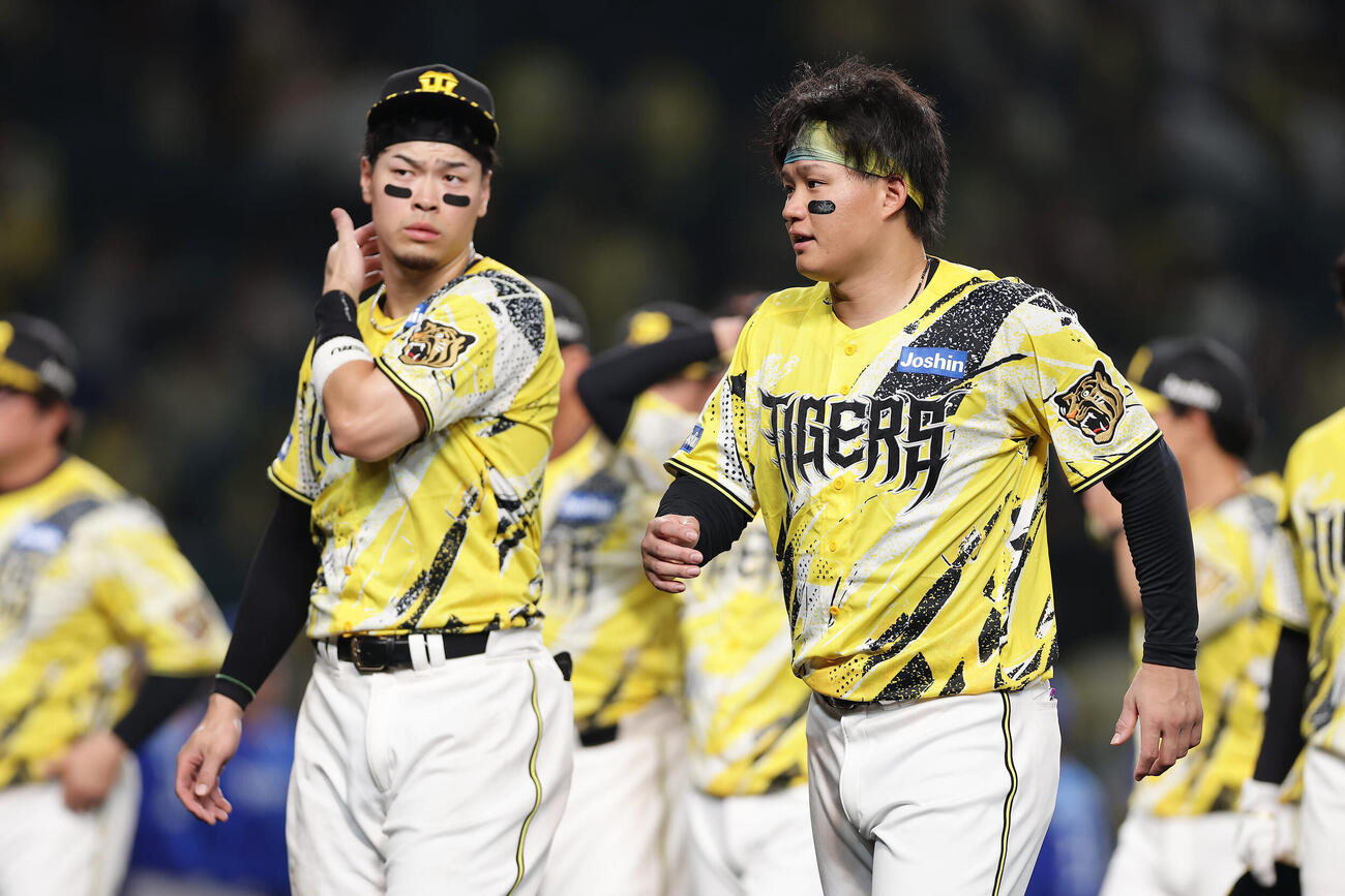 阪神対DeNA DeNAに敗れ、厳しい表情で引き揚げる阪神森下翔太（右）と佐藤輝明（撮影・前田充）