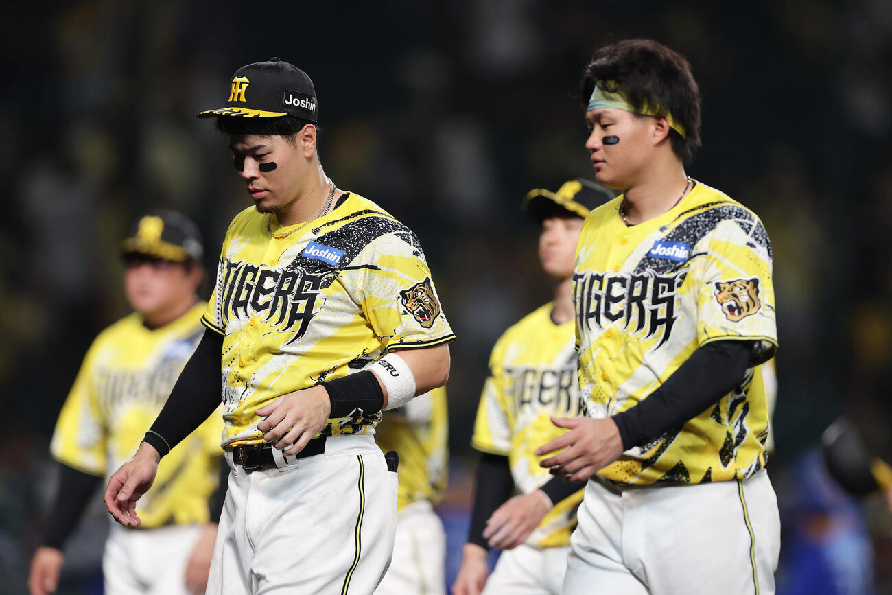 阪神対DeNA DeNAに敗れ、厳しい表情で引き揚げる阪神佐藤輝明（左）と森下翔太（撮影・前田充）