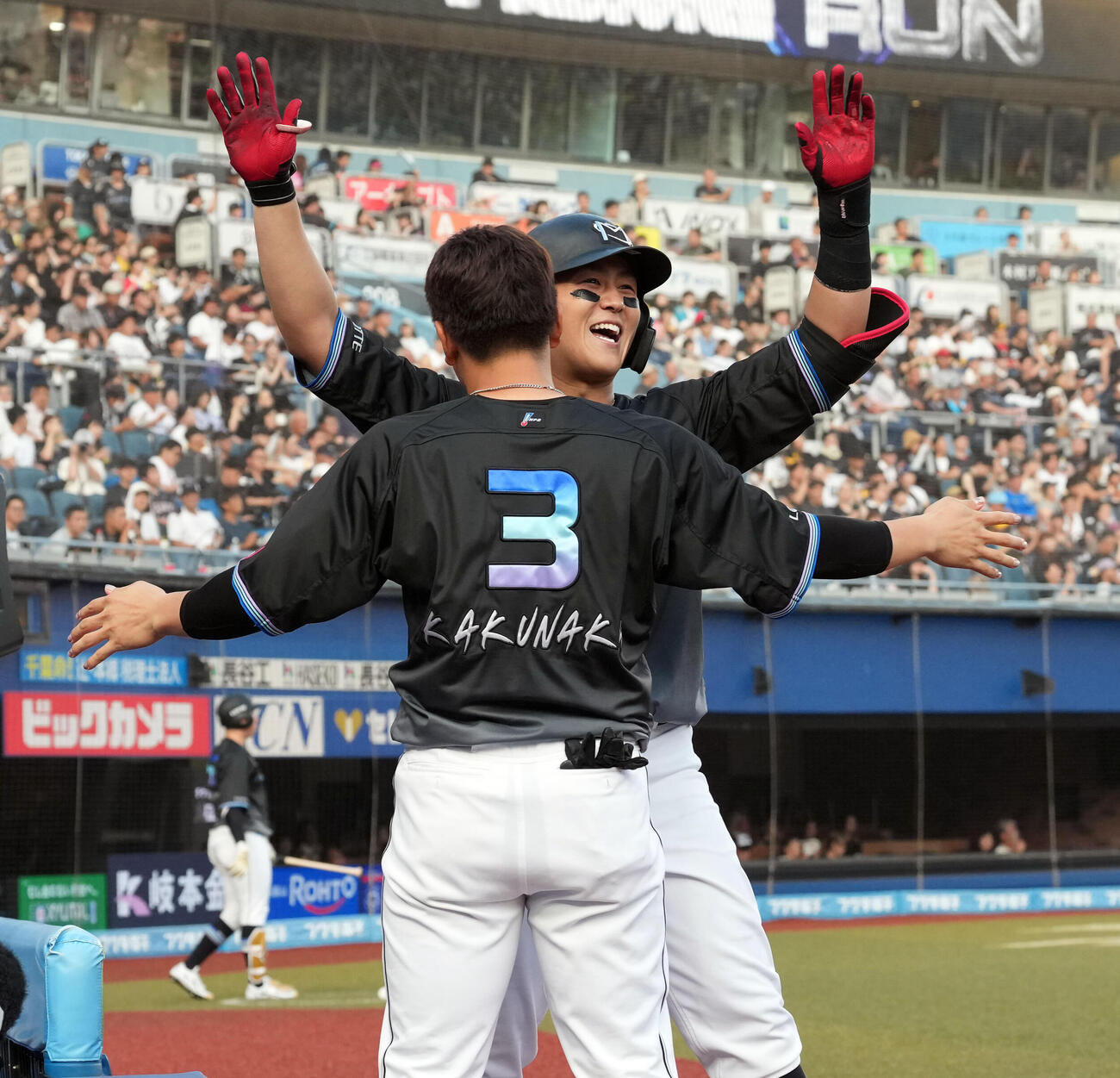 ロッテ対ソフトバンク　3回裏ロッテ2死、ソロ本塁打を放ち角中勝也に迎えられる山口航輝（撮影・たえ見朱実）