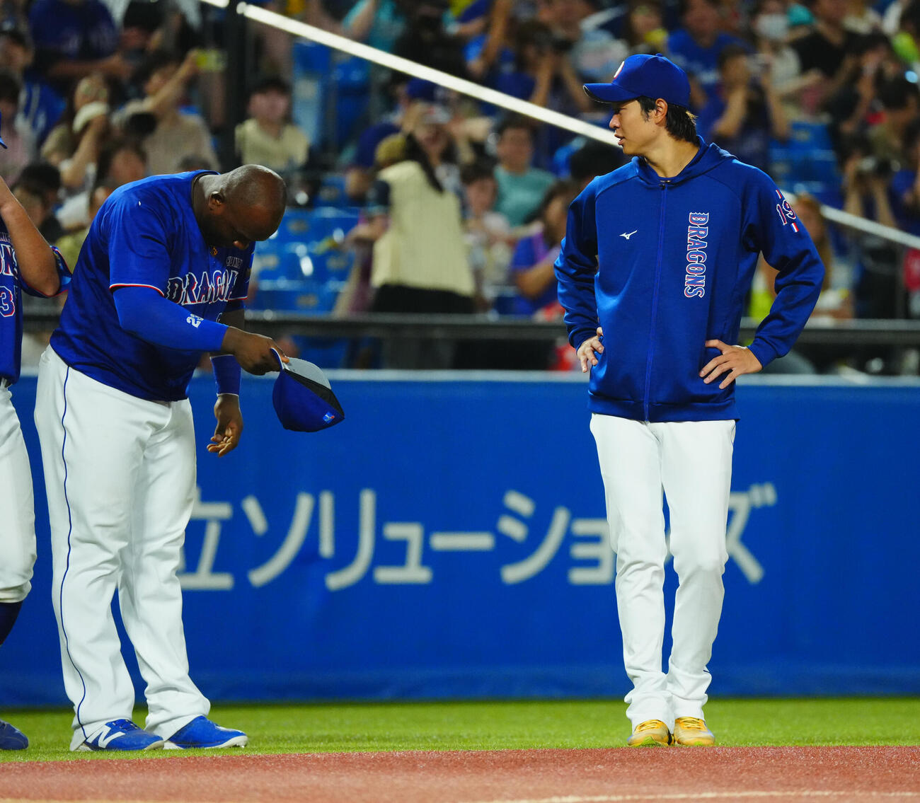 ヤクルト対中日　ヤクルトに勝ち勝利投手の中日高橋宏斗（右）に脱帽するミゲル・サノー（撮影・垰建太）