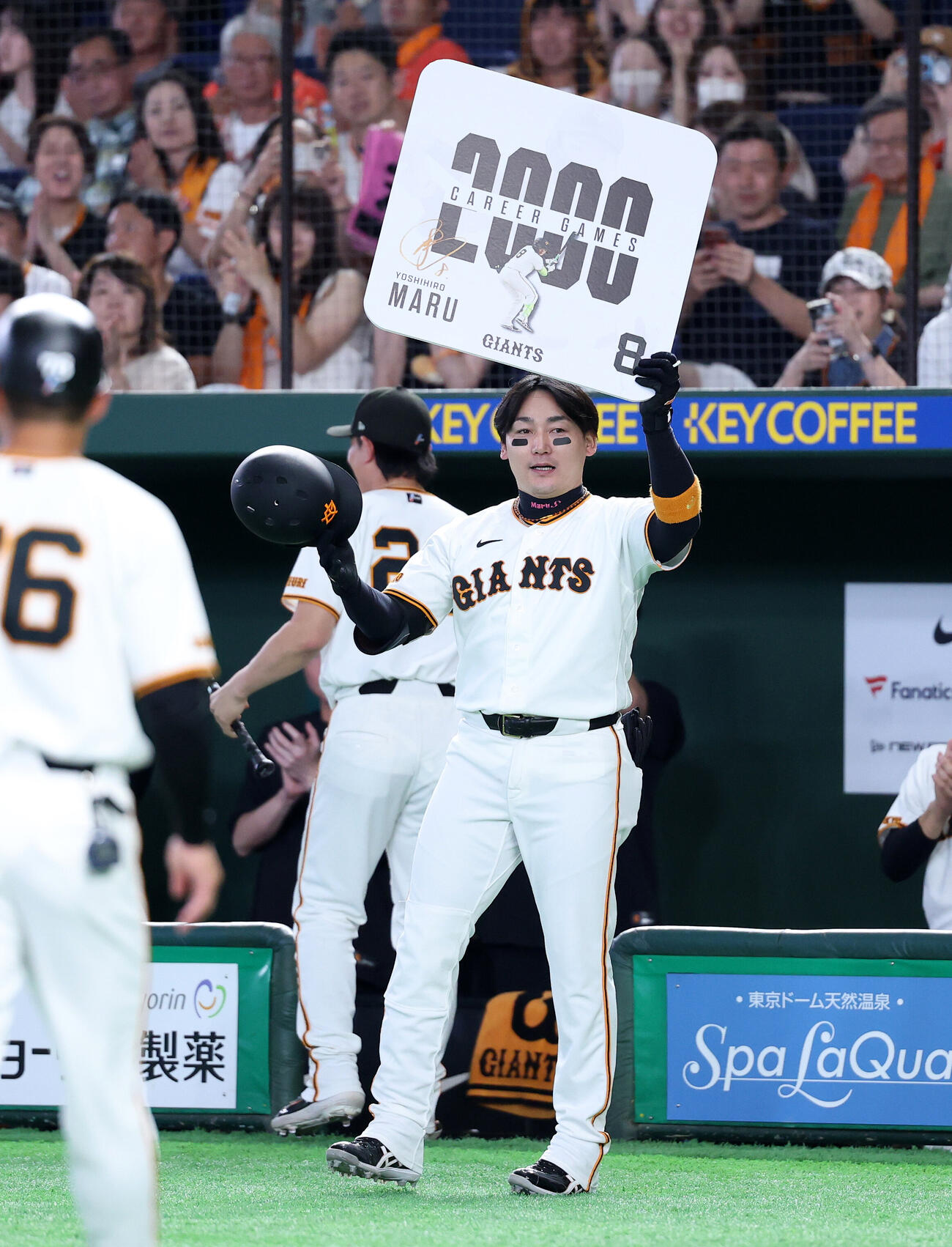 巨人対広島　通算2000試合出場した巨人丸佳浩（撮影・鈴木正人）