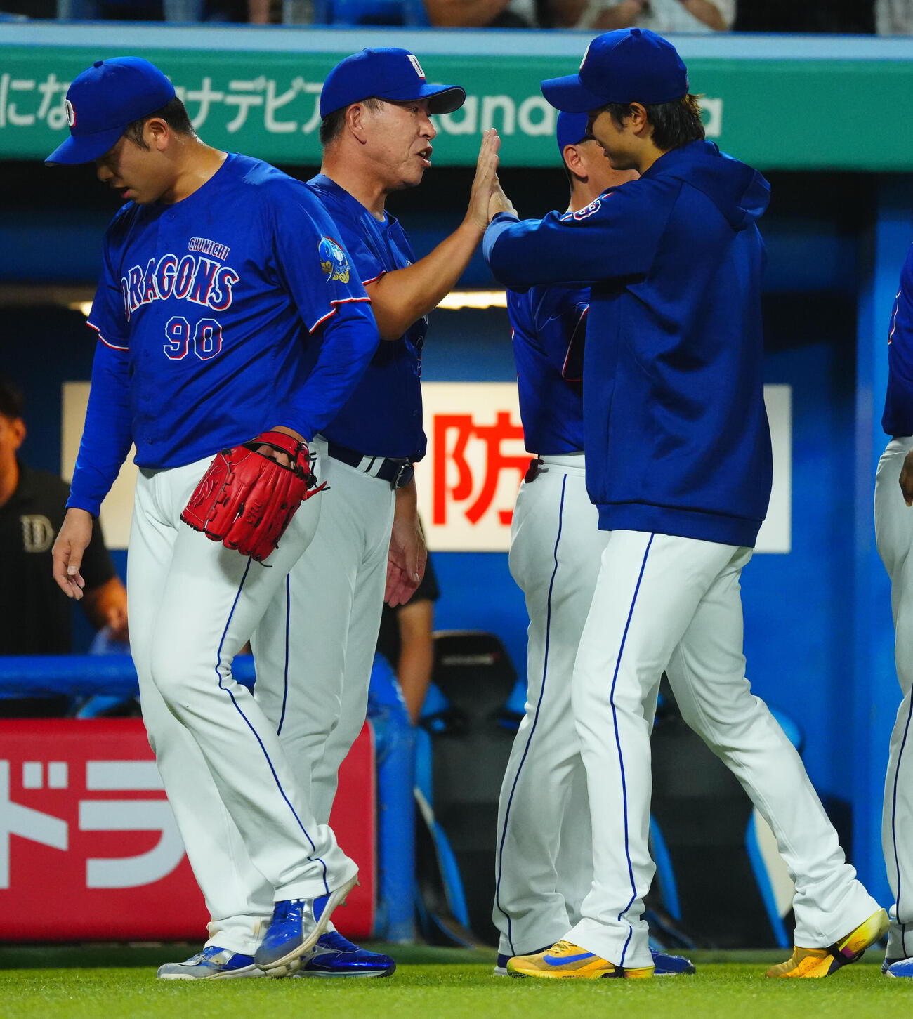ヤクルト対中日　ヤクルトに勝ち勝利投手の中日高橋宏斗（右）とタッチを交わす井上一樹監督（撮影・垰建太）