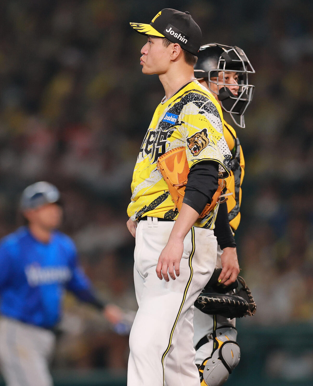 阪神対DeNA 6回途中で交代となる阪神先発の大竹耕太郎（手前）（撮影・上山淳一）