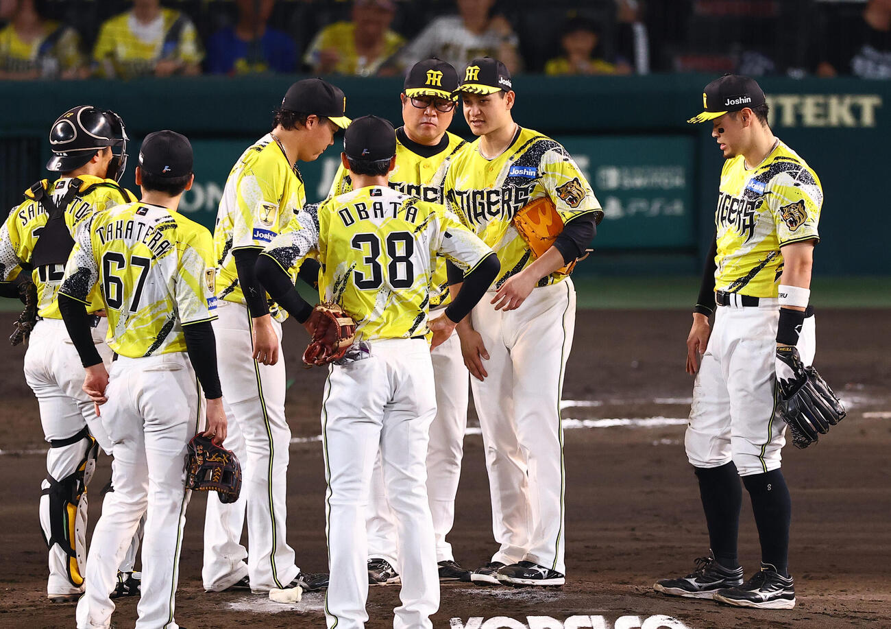 阪神対DeNA　大竹耕太郎（右から2人目）は6回途中1失点で降板する（撮影・上田博志）