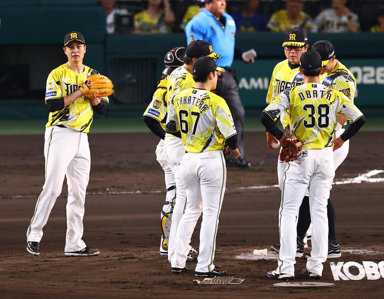 阪神対DeNA　大竹耕太郎（左）は6回途中1失点で降板する（撮影・上田博志）