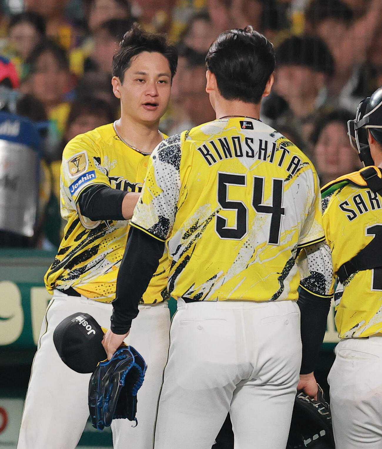 阪神対DeNA 6回途中で登板した木下里都（手前）は後続を抑えベンチ前で大竹耕太郎の出迎えを受ける（撮影・上山淳一）