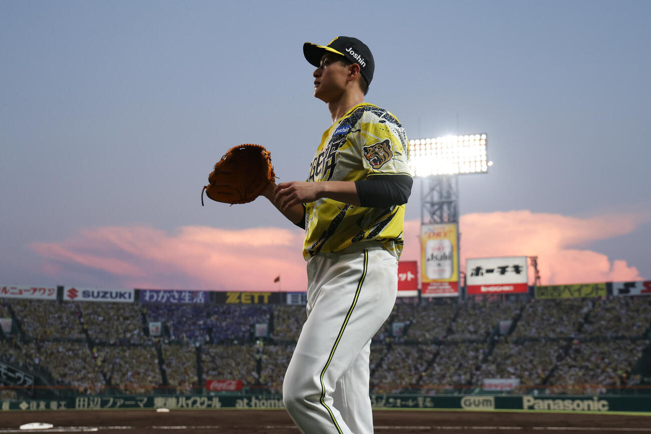 阪神対DeNA 5回表のマウンドに向かう阪神大竹耕太郎（撮影・前田充）