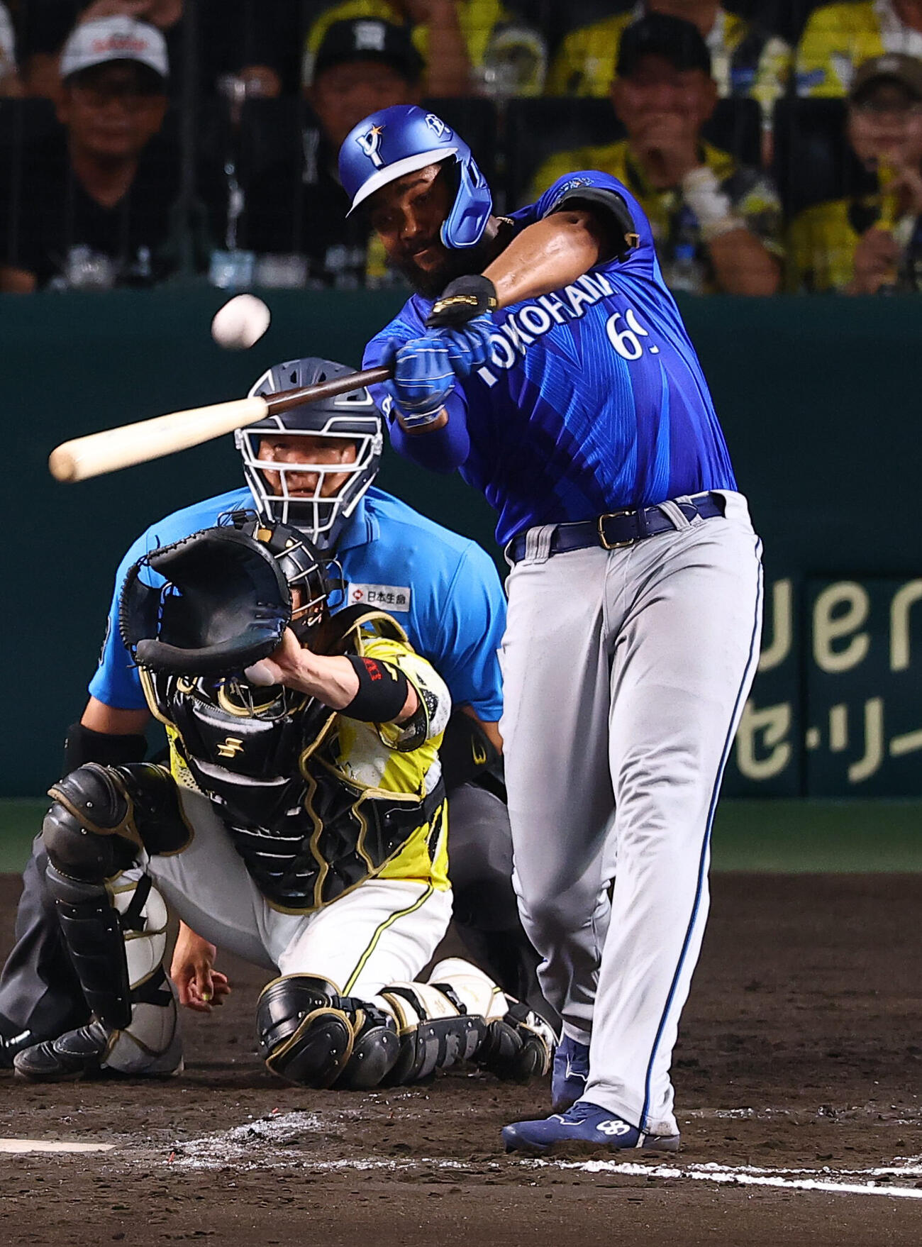 阪神対DeNA 8回表DeNA無死一、二塁、ヘラル・エンカーナシオンは3点本塁打を放つ（撮影・上田博志）